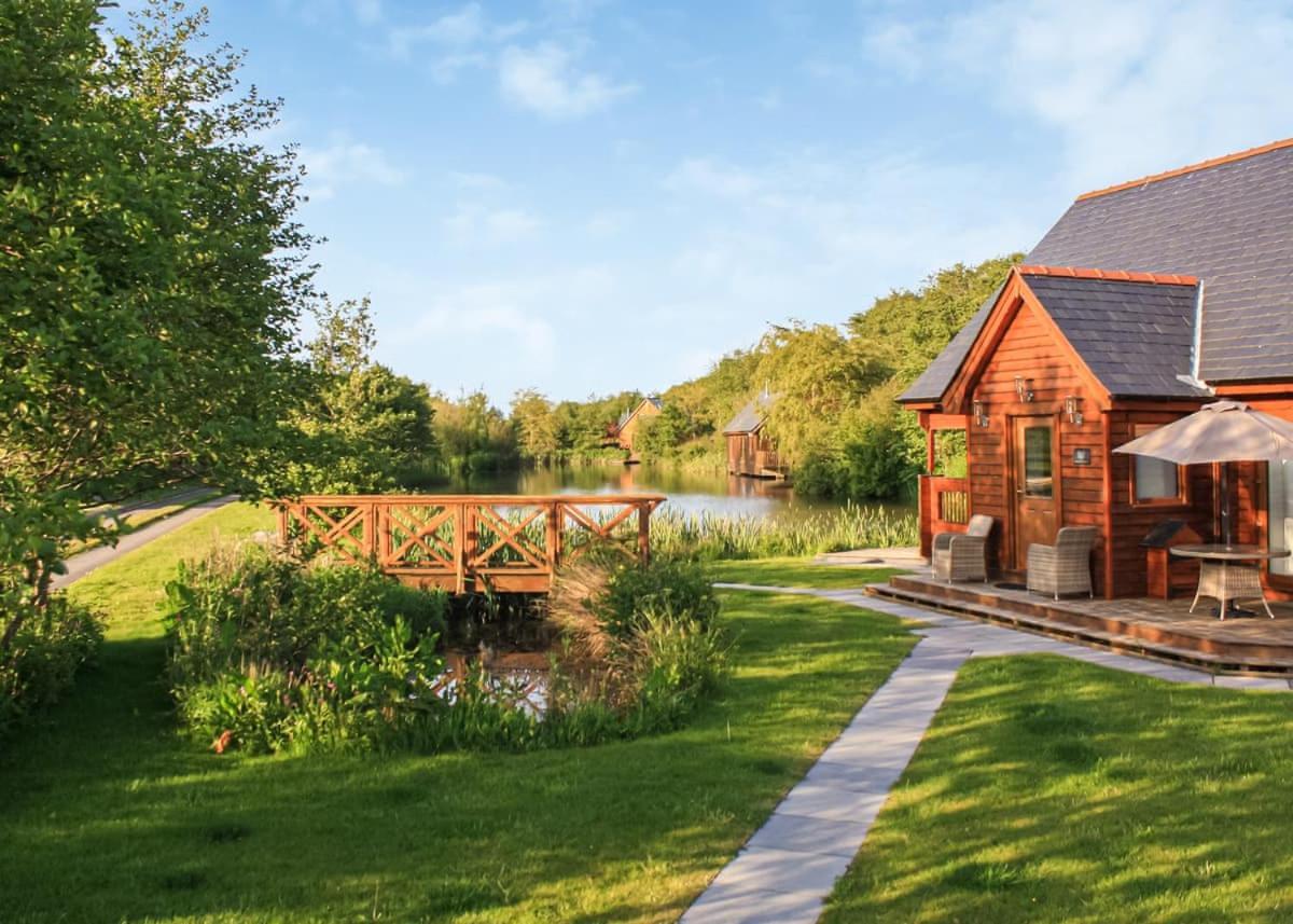 Anglesey Lakeside Lodges Menai Bridge Exterior foto