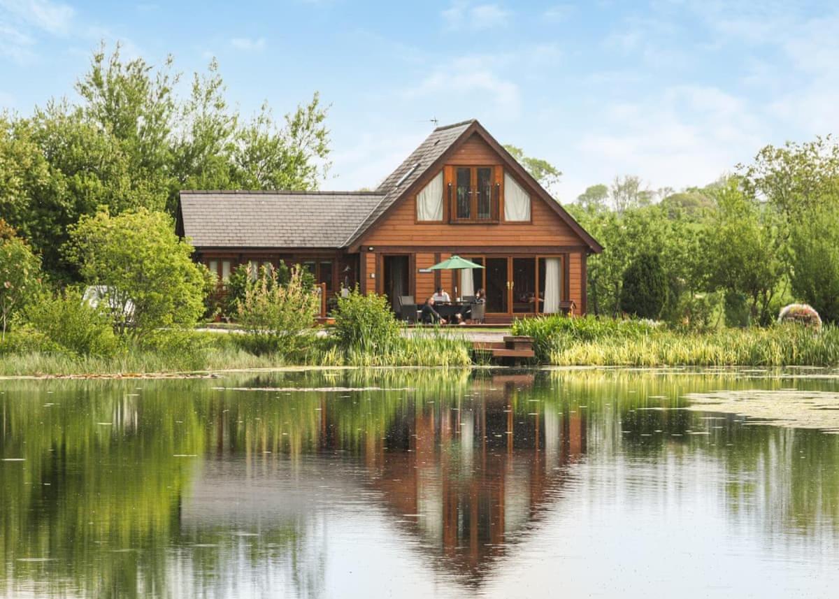 Anglesey Lakeside Lodges Menai Bridge Exterior foto